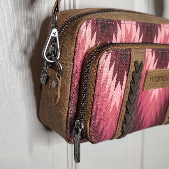 NWOT Wrangler Southwestern Pink Navajo Print Crossbody Purse Wallet Compartmen - Picture 4 of 9